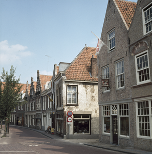 119952 Gezicht in de Havenstraat te Oudewater met rechts de ingang van de Nieuwstraat.